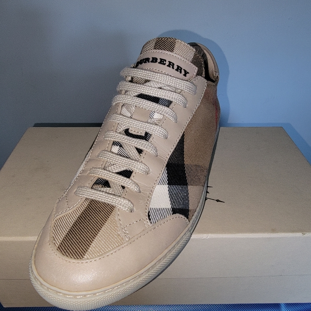 Burberry sneakers sz 39